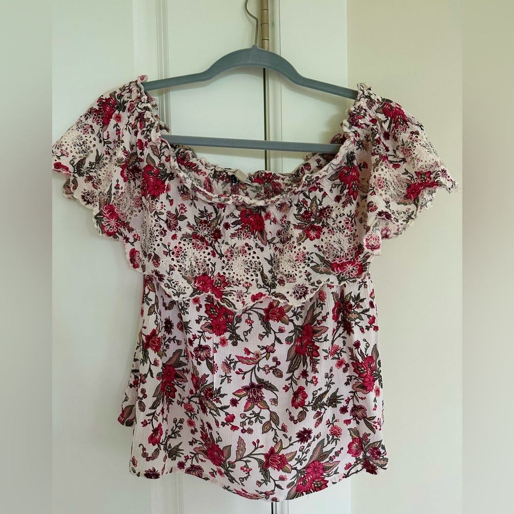 american eagle off shoulder floral shirt with flower detailing